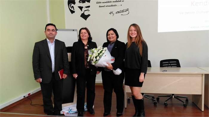 TÜLİN AKIN EGE ÜNİVERSİTESİ ÖĞRENCİLERİYLE BİR ARAYA GELDİ